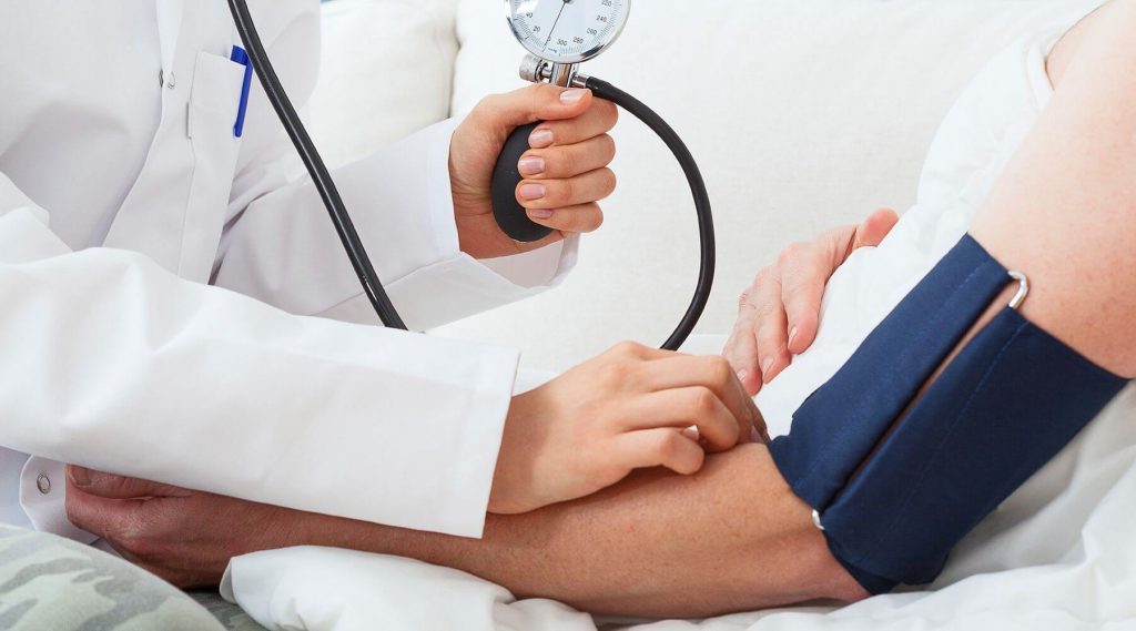 فشار خون بالا باعث افزایش کار و فعالیت قلب می شود. فشار افزایش یافته در عروق خونی باعث می شود عضلات قلب به صورت مکرر و با نیروی بیشتر از حد نرمال منقبض شوند.